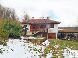 Three-bedroom house with an amazing mountain view close to the picturesque town of Apriltsi