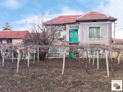Two-storey house to renovate with flat garden in the village of Gorna Lipnitsa, 35 km away from Veliko Tarnovo