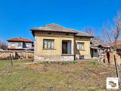 House with a flat yard and outbuilding with panoramic views in the village of Dolna Lipnitsa located only 20 minutes away from the nearest town