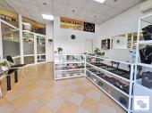 Магазин за продажба с витрина към улица разположен в центъра на град Горна Оряховица