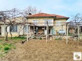 ЕКСКЛУЗИВНО! Къща с равен двор в село Беляковец, на минути от Велико Търново
