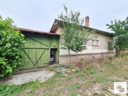 House to renovate with a large yard and several outbuildings in Stefan Stambolovo, 27 km away from Veliko Tarnovo