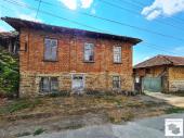 Двуетажна къща за реновиране в село Ветринци