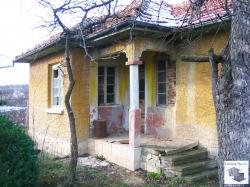 Good price for a big plot of land with an old one-storey house in Sushitsa village, 34 km from Veliko Tarnovo