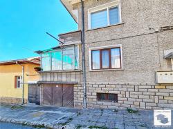 Продается просторный этаж дома с цокольным этажом, гараж, расположенный на тихой улице в городе Дряново