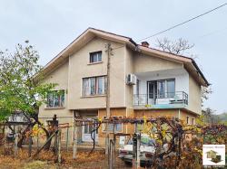 Трехэтажный дом с ровным двором и гаражом в городе Долна Оряховица