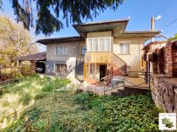 Двухэтажный дом с большим двором в благоустроенной деревне Драганово, 25 км. от Велико Тырново