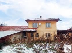 Двуетажна къща с голям равен двор и каменни стопански постройки в село Добромирка