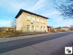 Масивна двуетажна къща със стопански постройки и гараж в село Буря, близо до главен път София – Варна