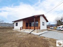 Одноэтажный, недавно построенный дом в желанной деревне Церова Кория, всего в 15 км от Велико Тырново.