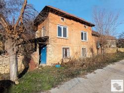 Частично реновирана двуетажна къща в с. Димча, 45 км. от Велико Търново