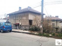 House floor with a small yard and independent studio on the ground floor in Akatsia district
