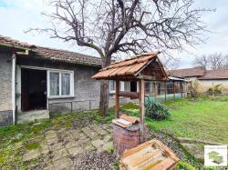 One storey detached house with a well and a garage located in the village of Kozarevec 20 km from Veliko Tarnovo 
