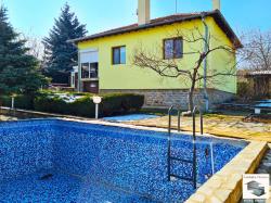 ЭКСКЛЮЗИВ! Два дома в общем дворе с бассейном в деревне Драгижево, в 10 минутах от Велико Тырново