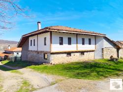 Частично отремонтированный, двухэтажный дом с дополнительными постройками и большим садом в селе Пчелиште, всего в 10 км от Велико Тырново