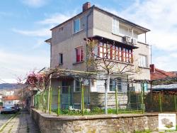 Продается просторный этаж дома с двором и мансардой, расположенный на тихой улице в городе Дряново