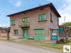 Two-storey house with flat yard and additional outbuildings in the village of Dolna Lipnitsa located only 20 minutes away from the nearest town