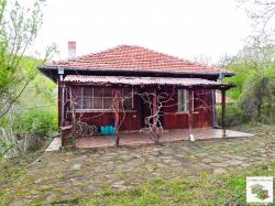 Готова за живеене къща в тихо планинско село само на 20 км южно от Велико Търново