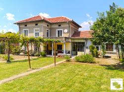 Просторный двухэтажный дом с большим, ухоженным двором и хозяйственным строением в селе Идилево, в 30 км от Велико Търново