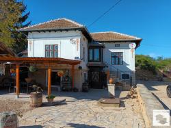 Просторна двуетажна къща с басейн и голям двор в с. Стефан Стамболово, на 30 км. от Велико Търново