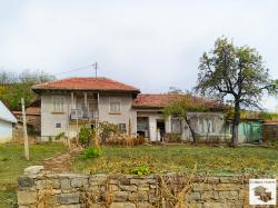Самостоятелна двуетажна къща в село Вишовград, на 30 км от Велико Търново
