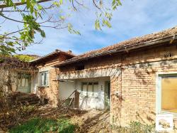 Big house to renovate with a large, flat garden and extra buildings in the village of Gorna Studena