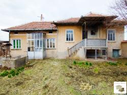 Двухэтажный дом с просторным, ровным двором и двумя колодцами в селе Павел, Велико Тырново