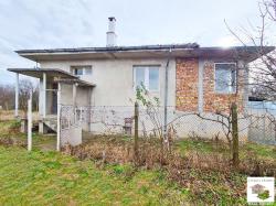 Продается кирпичный дом с ровным двором в селе Мирово, 9 км. от Стражицы и 47 км. из Велико Тырново