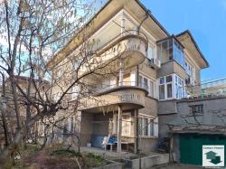 Spacious house floor with 3 bedrooms, small yard and an option for a garage in Akatsia district