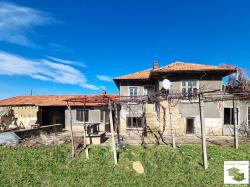Two-storey house to renovate with a flat yard in the village of Duskot, 35 min. drive from Veliko Tarnovo