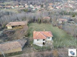 A panoramic plot with an old house in the village of Pchelishte, only 15 min. drive from Veliko Tarnovo