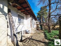 Old house with a large, level yard, barn and BBQ, in the preferred village of Hotnitsa, 15 min. from Veliko Tarnovo