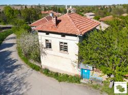 Two houses in one yard, outbuildings and a garage for sale, in the village of Novo Selo