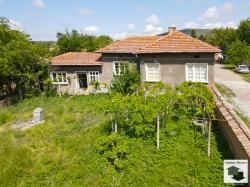 Three-bedroom country house to renovate with a spacious yard and outbuildings in Lesicheri village