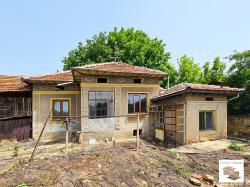 One-story house with a well and a flat yard in the village of Dolna Lipnitsa, only 20 min. by car from the nearest town