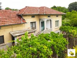 House with garage and well, in the preferred village of Hotnitsa, only 10 min. drive from Veliko Tarnovo