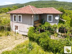 Well maintained 3-bedroom house with a nice mountain views in the village of Ravnovo, 5 min. drive from Zlataritsa town