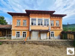 A beautiful old house, with a flat yard and a well, in the village of Prisovo