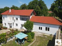 Renovated two-story house with a large yard and double garage in the village of Obedinenie, only 15 minutes by car from the nearest town