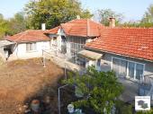 A one-story house with a flat yard, stone barn and a garage in the village of Samovodene